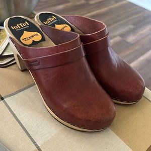 Swedish Hasbeens Classic Clogs 39
